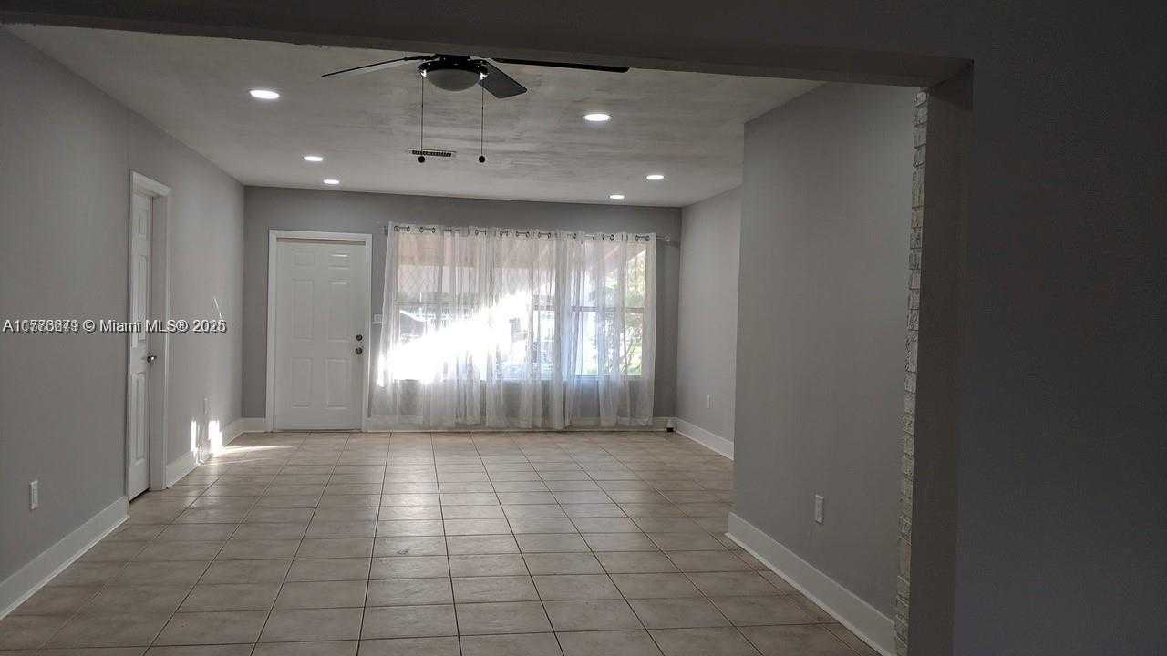 Small Image of 6461 EVANS ST, Hollywood Number 5