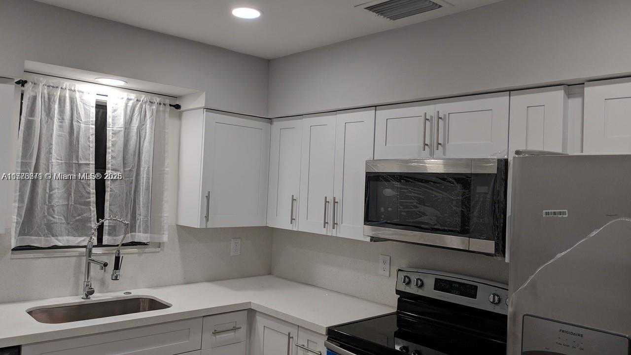 Small Image of 6461 EVANS ST, Hollywood Number 7