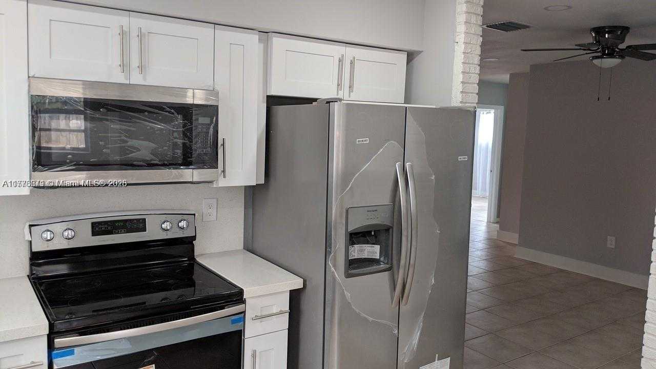 Small Image of 6461 EVANS ST, Hollywood Number 8