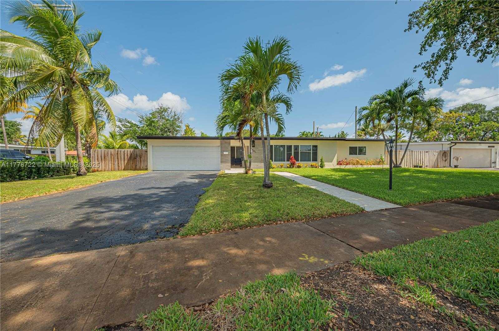 Small Image of 1901 NORTH EAST 186TH DR, North Miami Beach Number 2