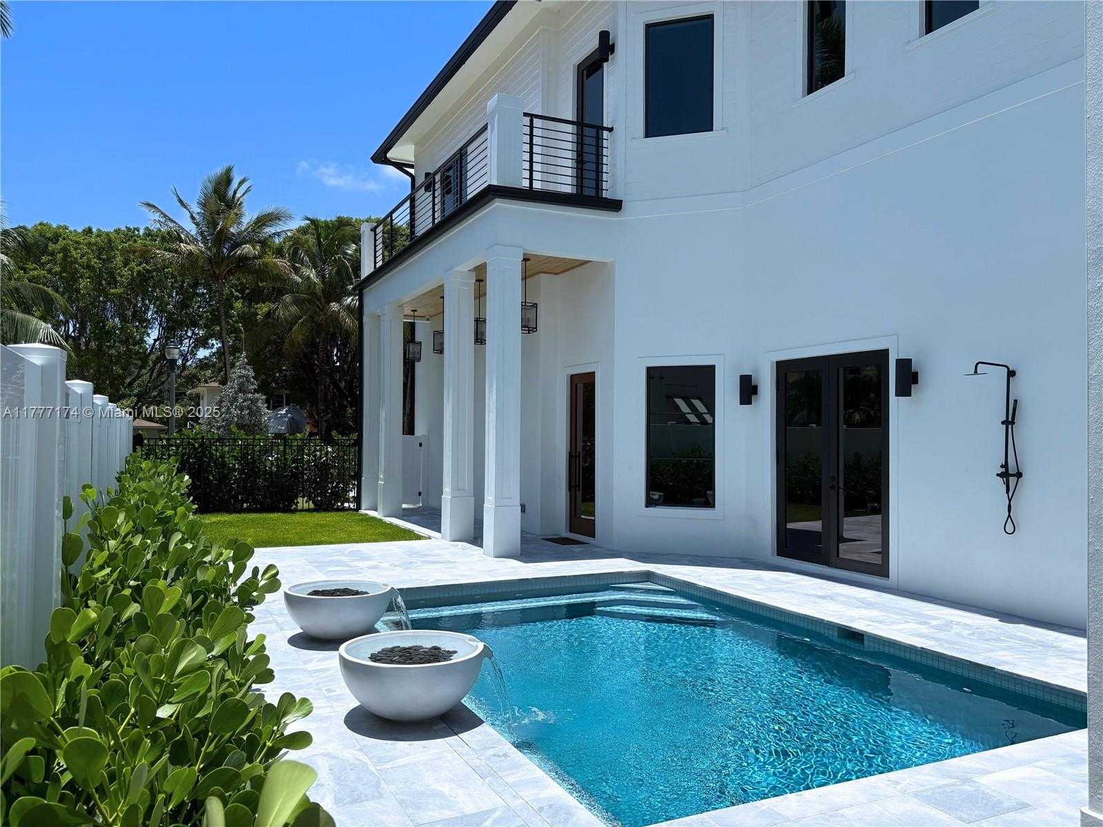 Small Image of 371 EAST LAKEWOOD RD, West Palm Beach Number 2