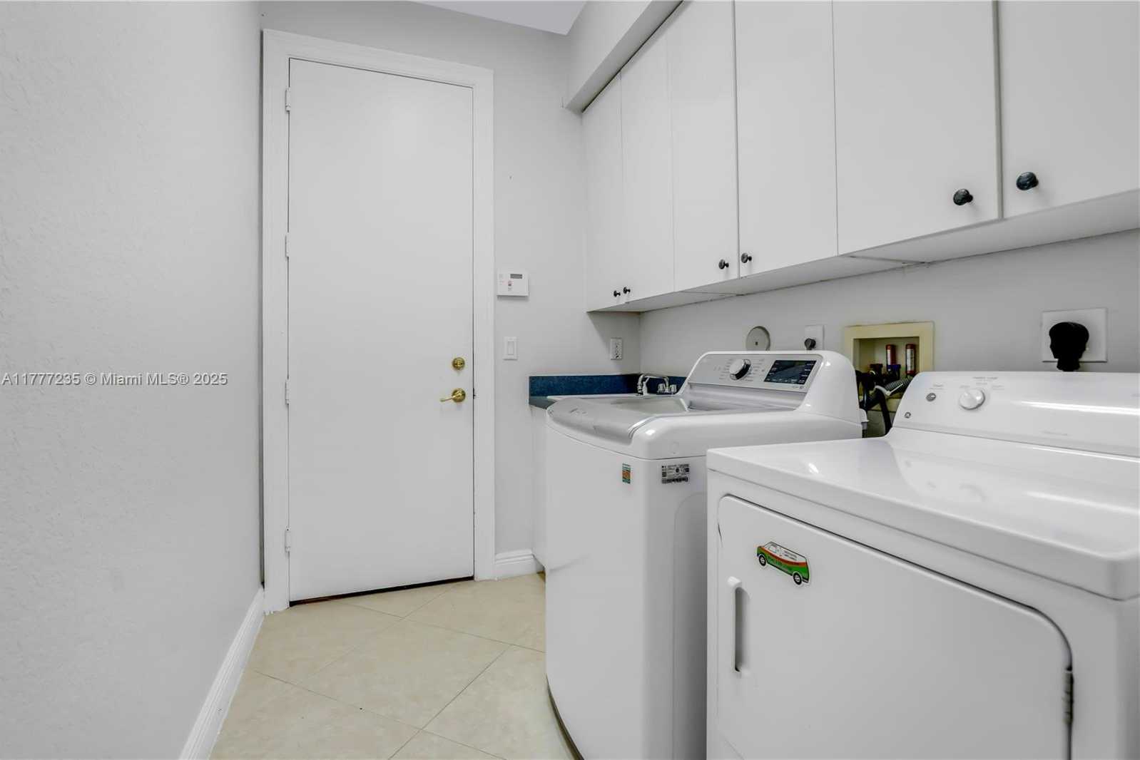 Small Image of 3432 DOVECOTE MEADOW LN, Davie Number 37