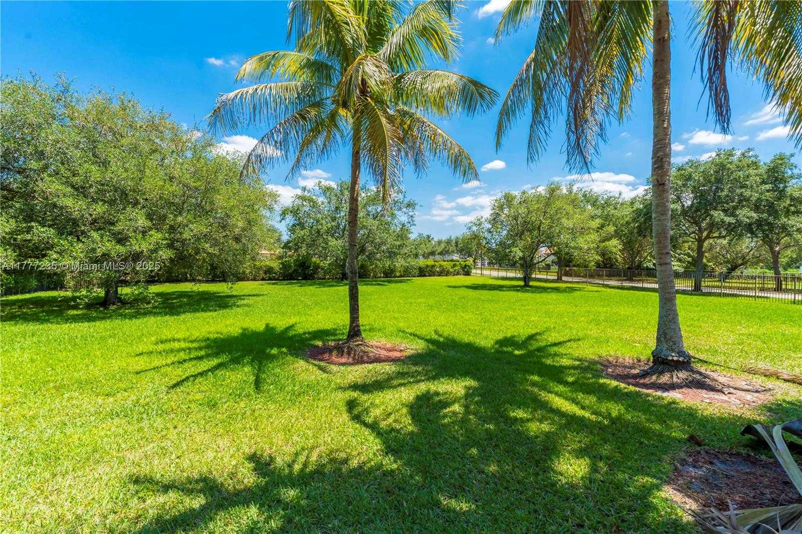 Small Image of 3432 DOVECOTE MEADOW LN, Davie Number 43