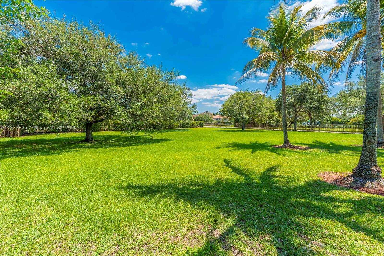 Small Image of 3432 DOVECOTE MEADOW LN, Davie Number 44
