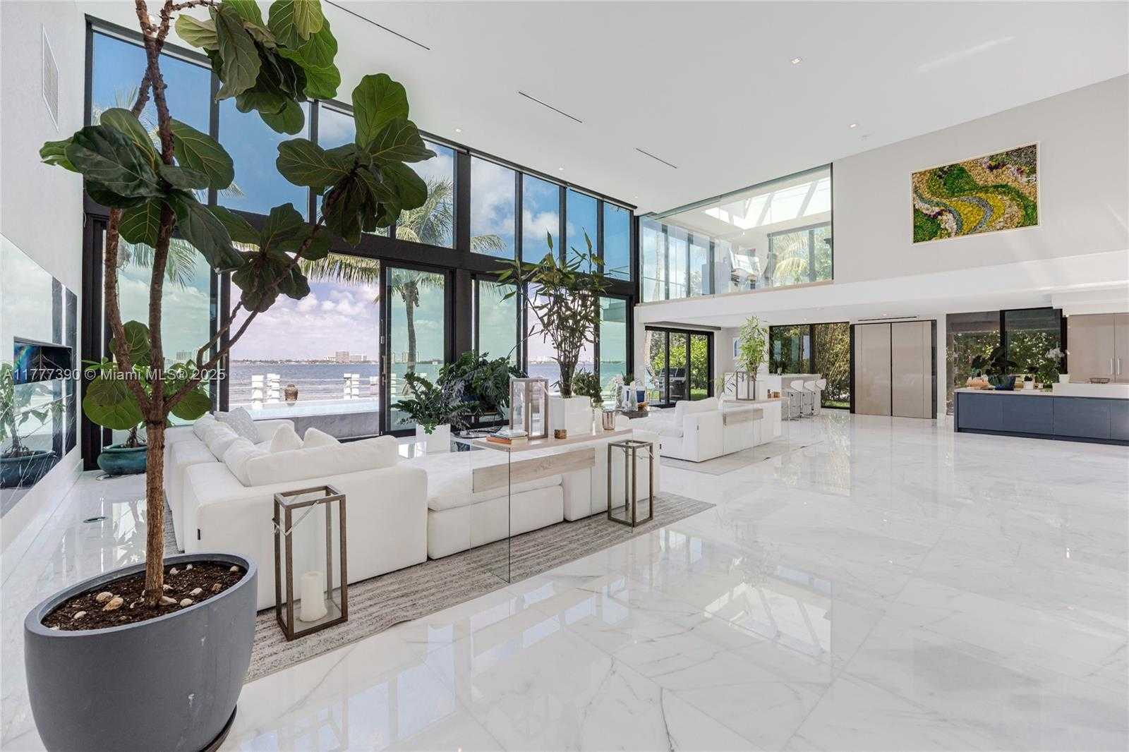 Small Image of 7960 BISCAYNE POINT CIR, Miami Beach Number 10