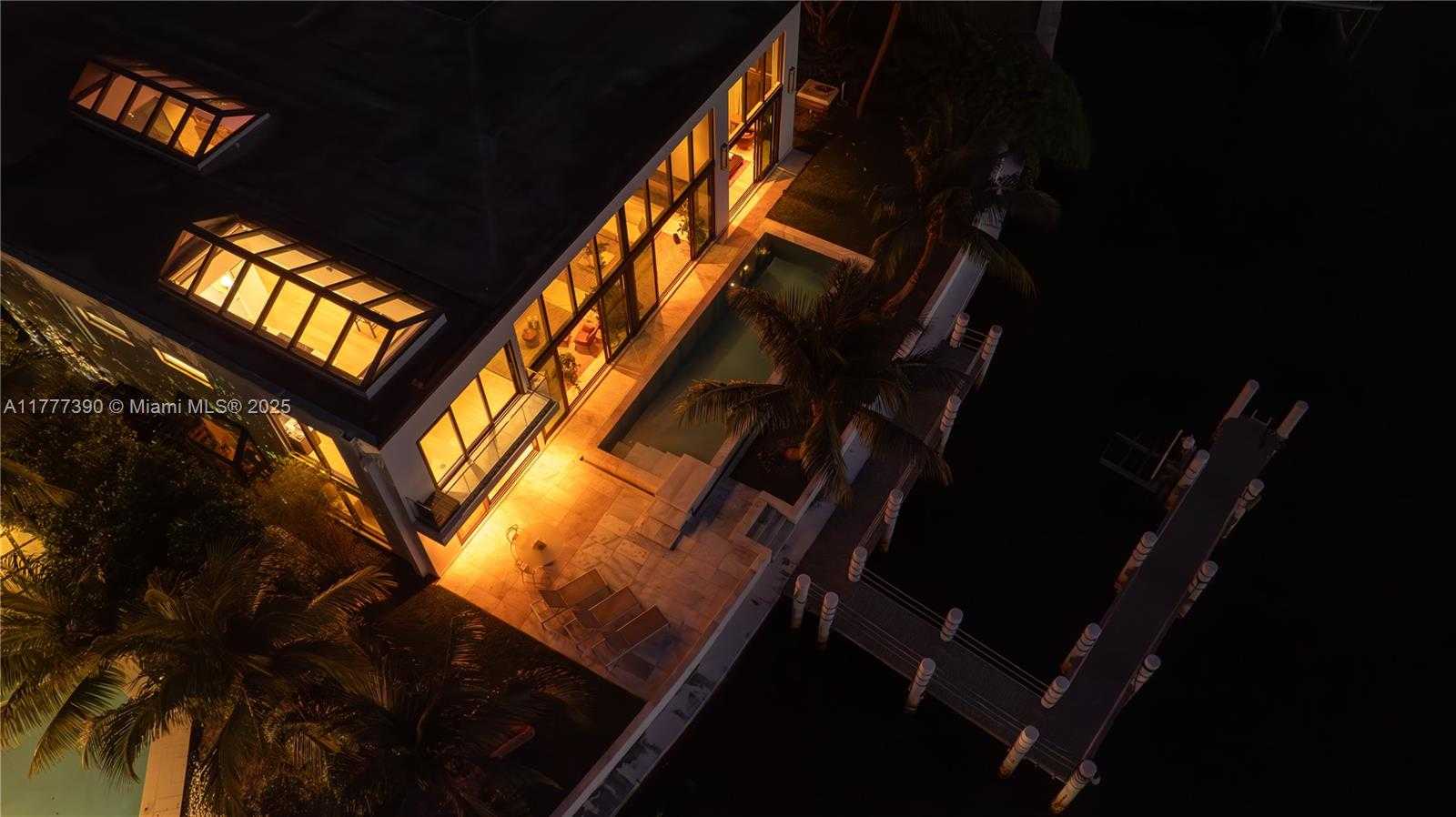 Small Image of 7960 BISCAYNE POINT CIR, Miami Beach Number 15