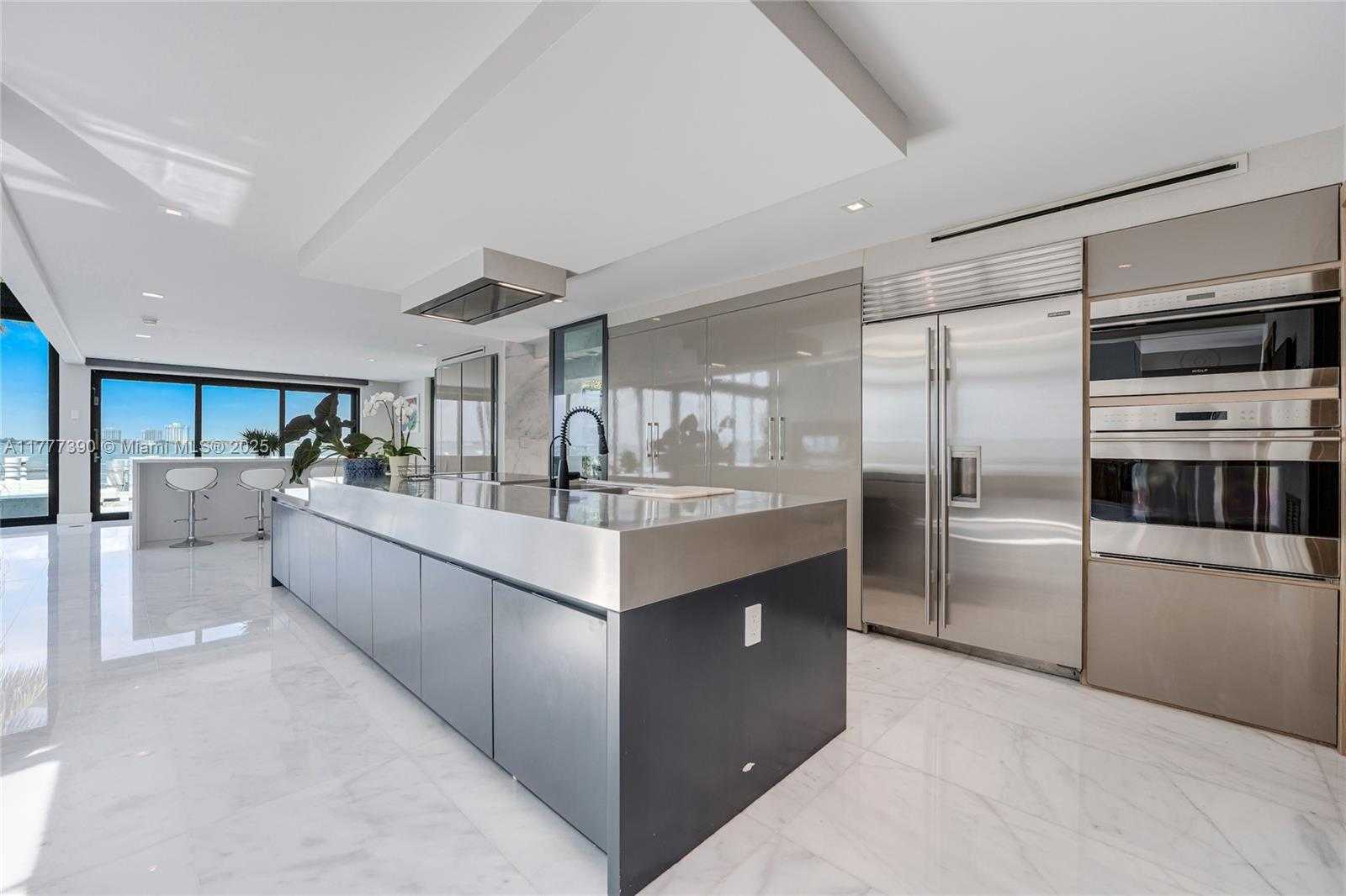 Small Image of 7960 BISCAYNE POINT CIR, Miami Beach Number 21