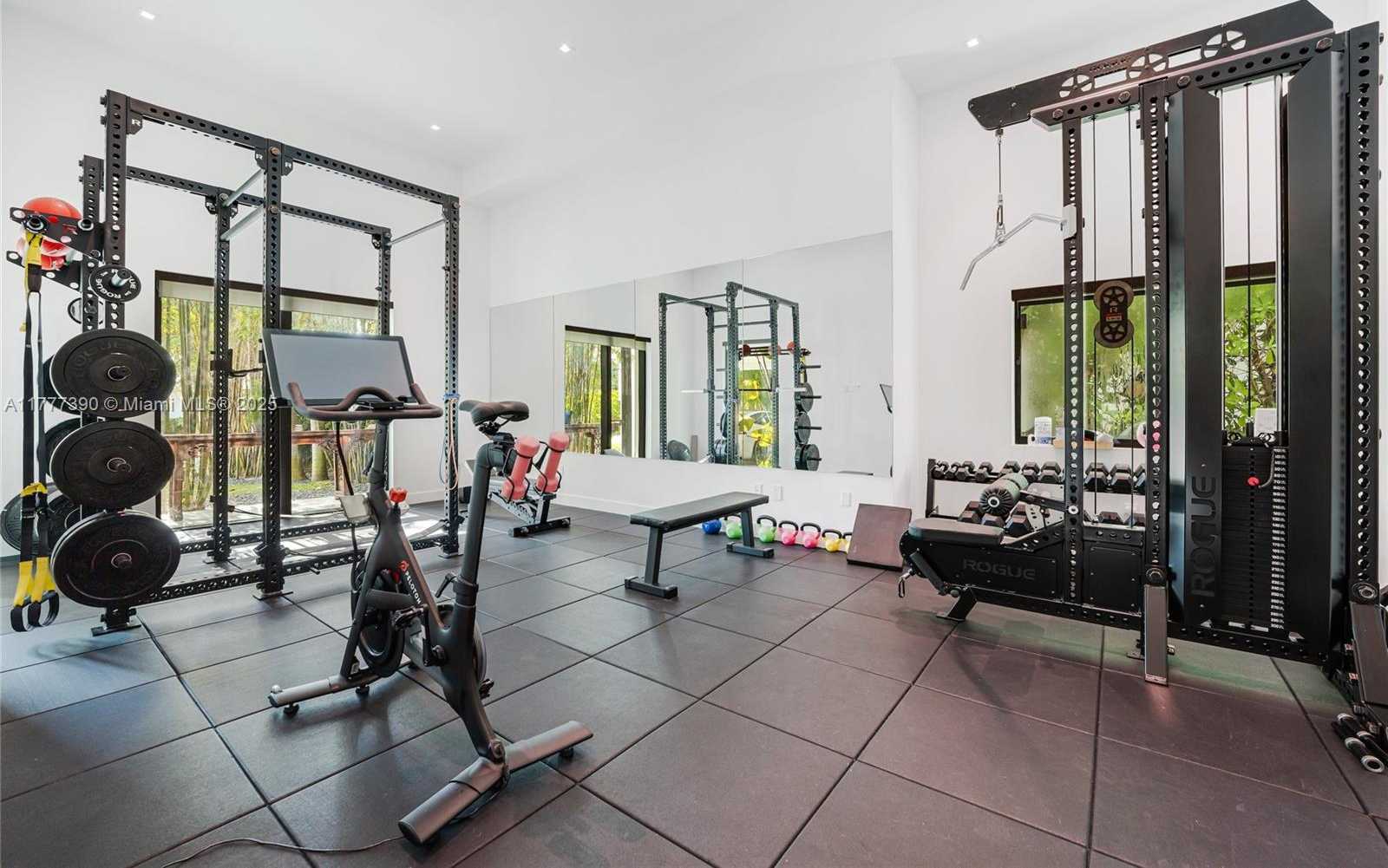 Small Image of 7960 BISCAYNE POINT CIR, Miami Beach Number 23