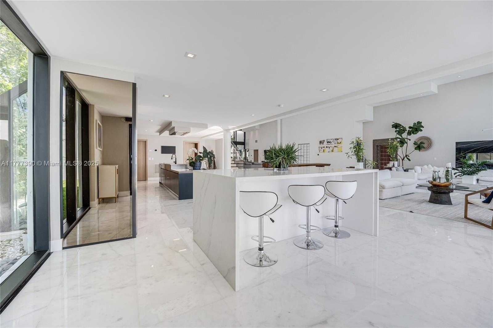 Small Image of 7960 BISCAYNE POINT CIR, Miami Beach Number 25
