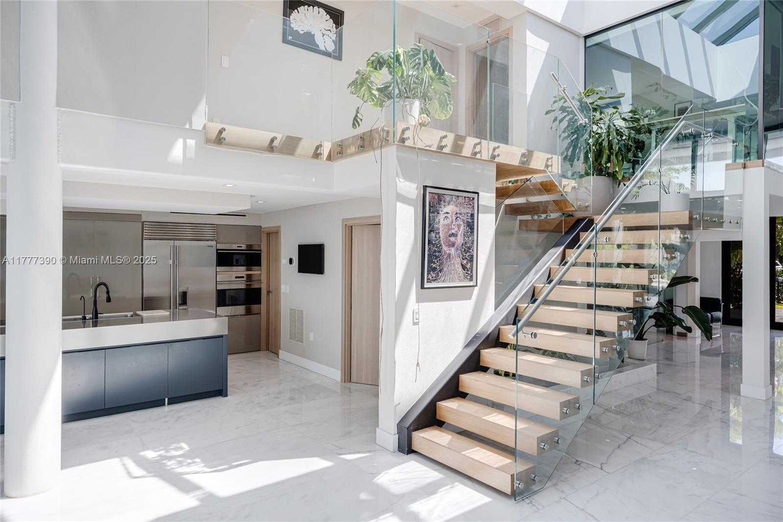 Small Image of 7960 BISCAYNE POINT CIR, Miami Beach Number 26