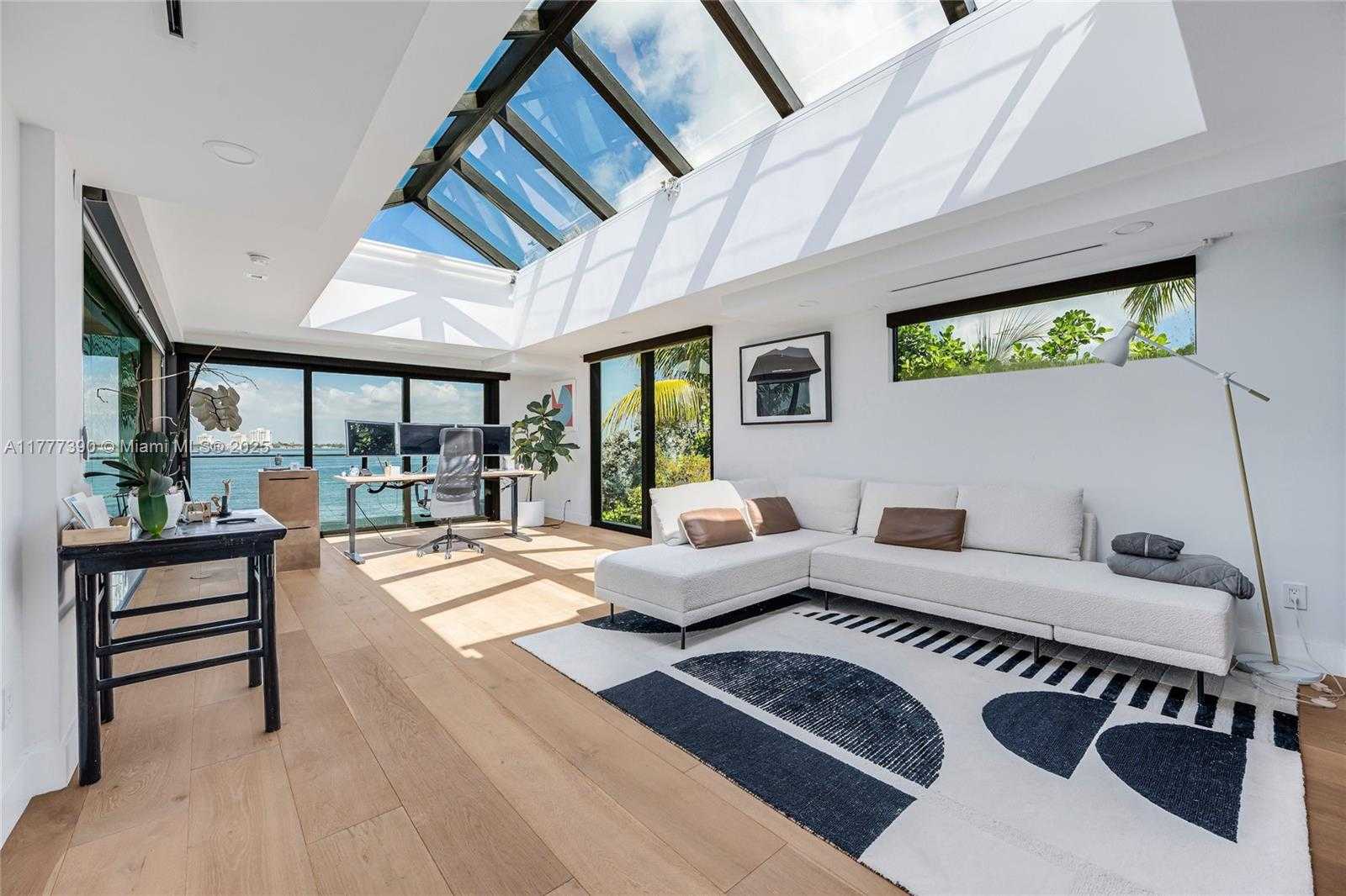 Small Image of 7960 BISCAYNE POINT CIR, Miami Beach Number 27