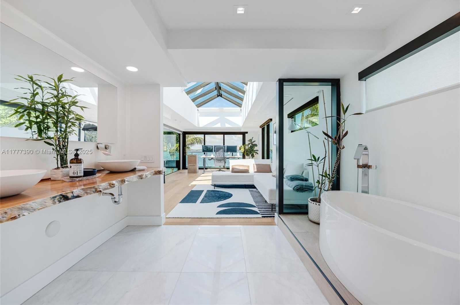 Small Image of 7960 BISCAYNE POINT CIR, Miami Beach Number 28