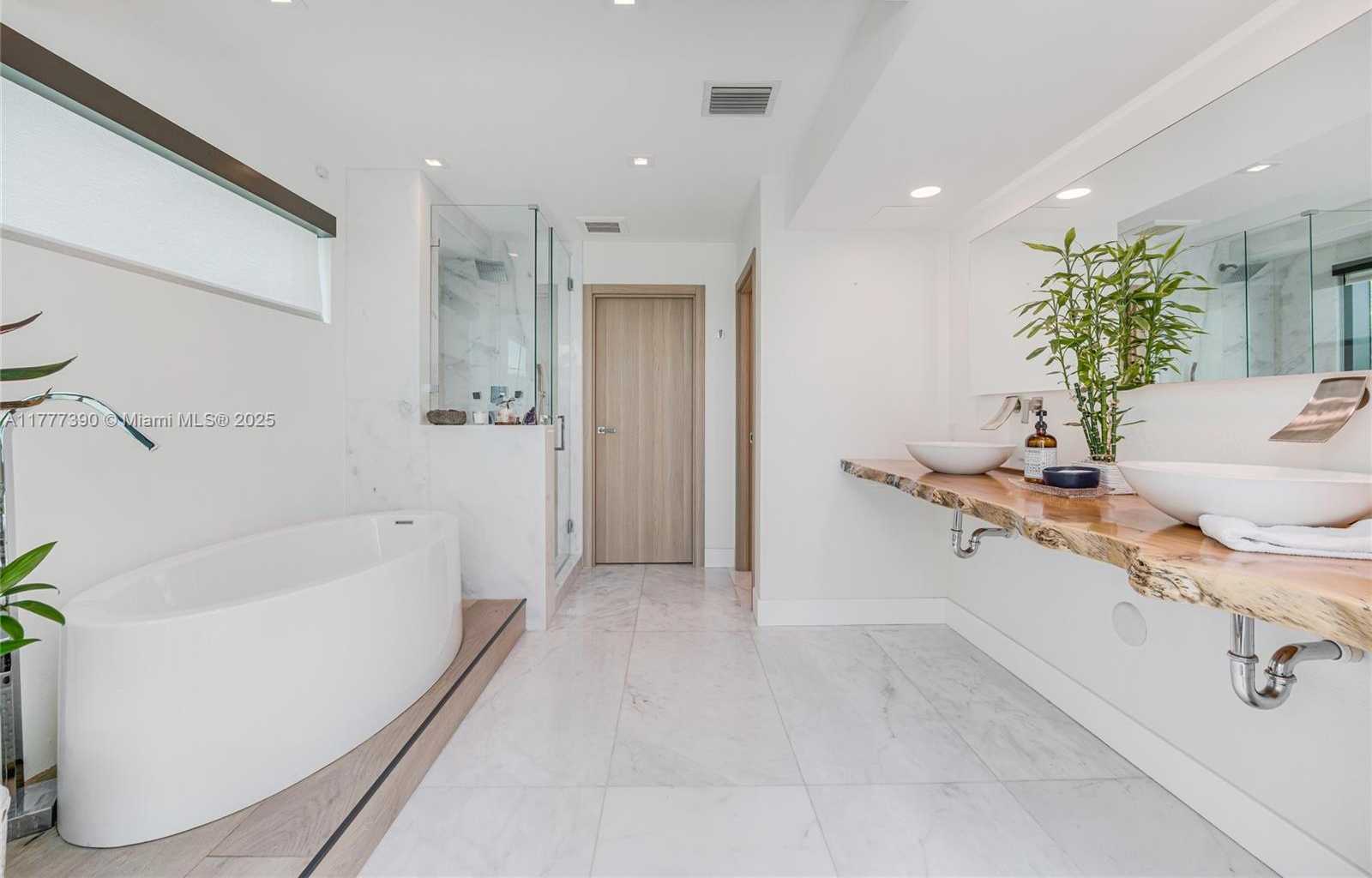 Small Image of 7960 BISCAYNE POINT CIR, Miami Beach Number 29