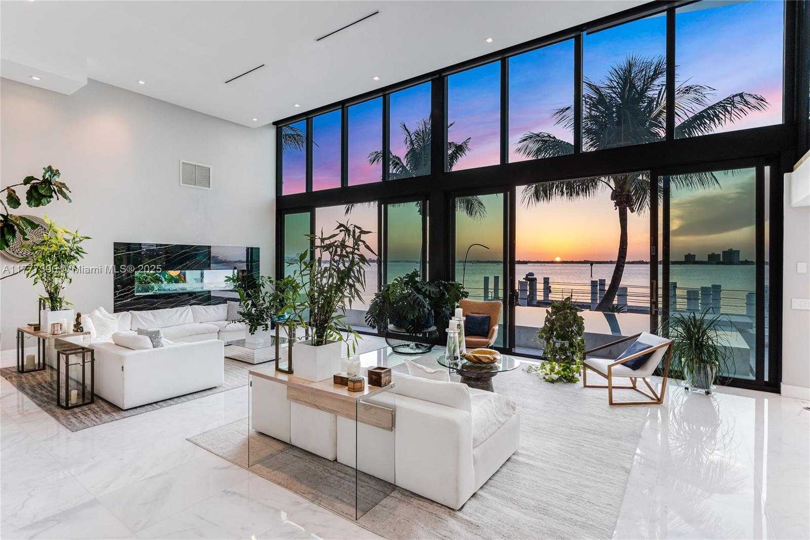 Small Image of 7960 BISCAYNE POINT CIR, Miami Beach Number 3