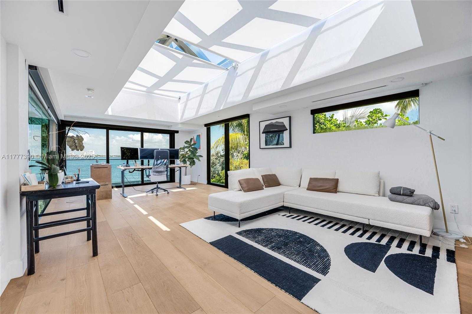 Small Image of 7960 BISCAYNE POINT CIR, Miami Beach Number 30
