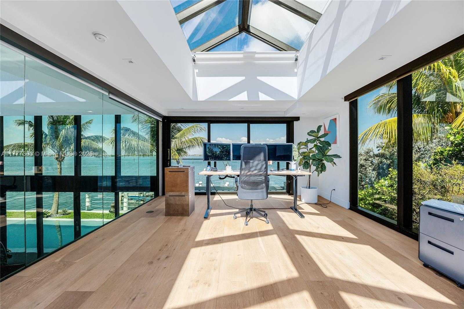 Small Image of 7960 BISCAYNE POINT CIR, Miami Beach Number 31