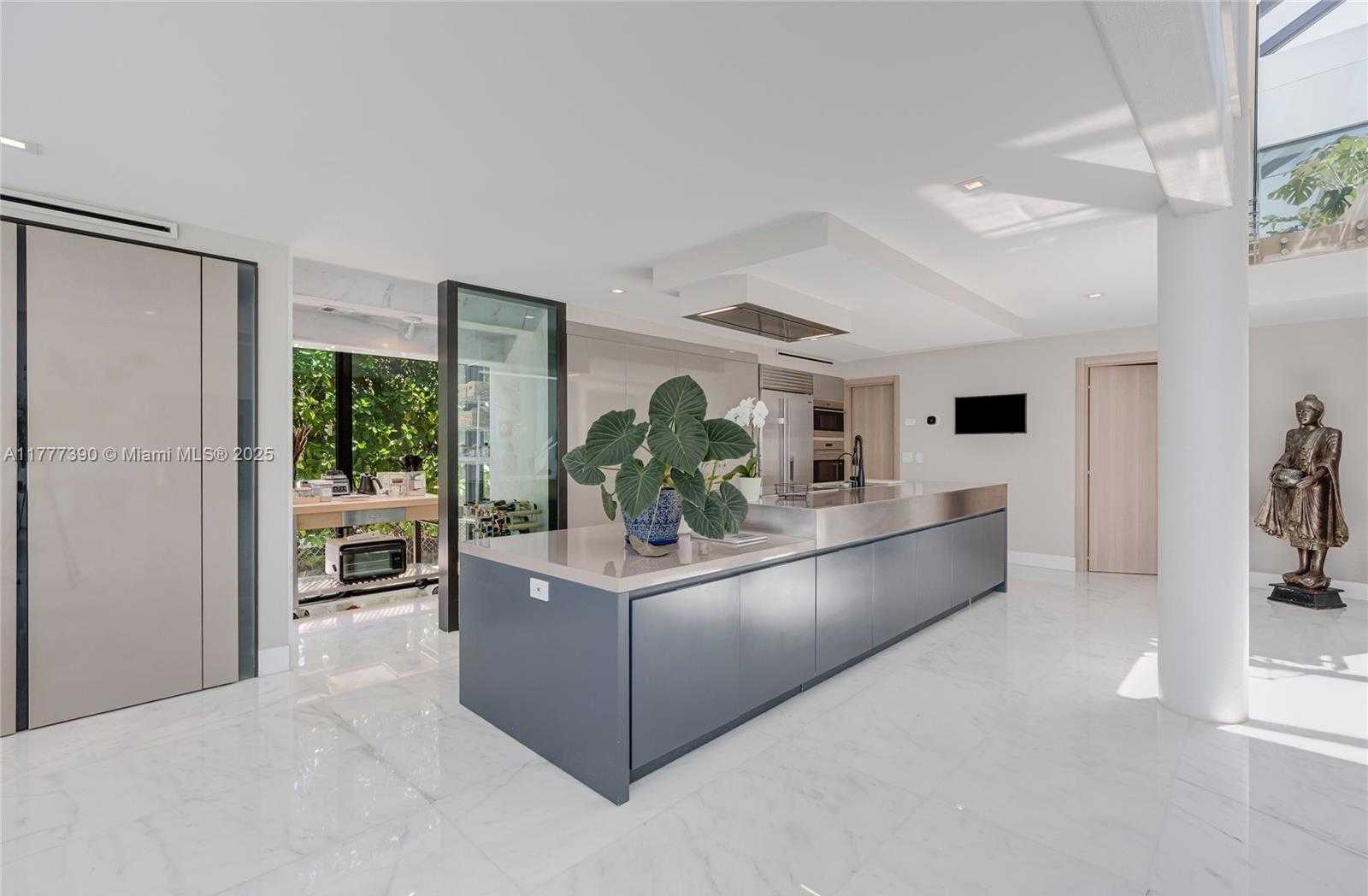 Small Image of 7960 BISCAYNE POINT CIR, Miami Beach Number 32