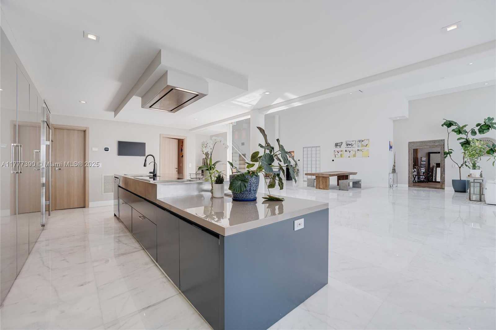 Small Image of 7960 BISCAYNE POINT CIR, Miami Beach Number 34