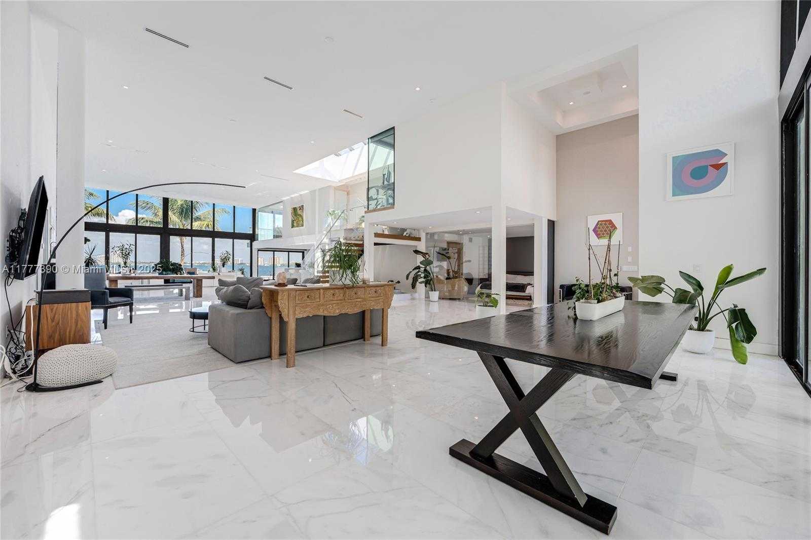 Small Image of 7960 BISCAYNE POINT CIR, Miami Beach Number 39