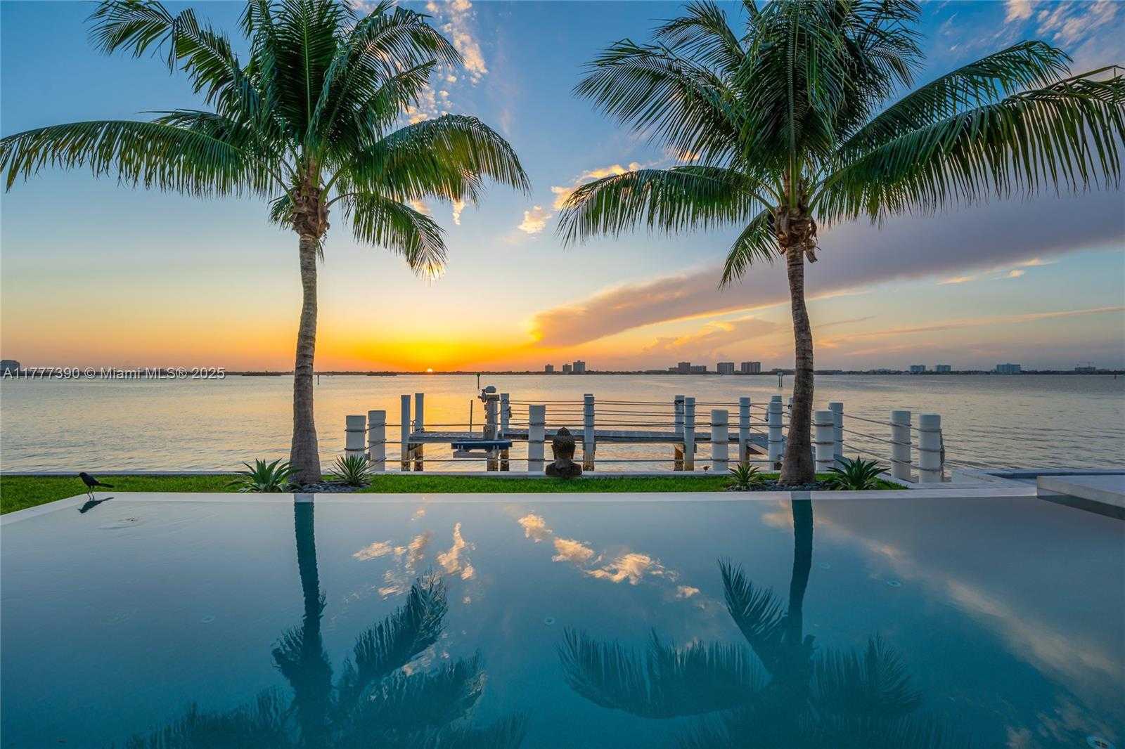 Small Image of 7960 BISCAYNE POINT CIR, Miami Beach Number 4