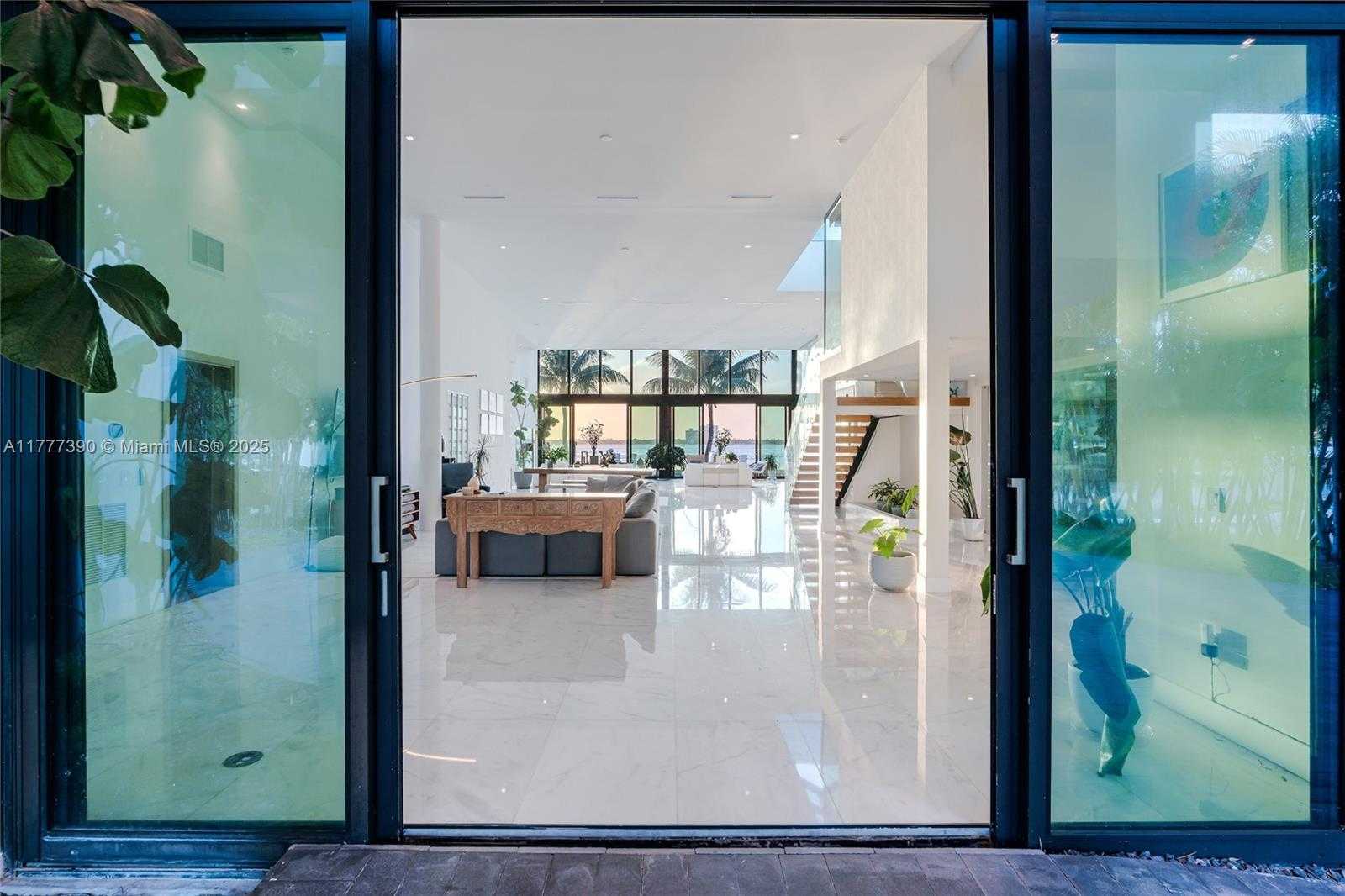 Small Image of 7960 BISCAYNE POINT CIR, Miami Beach Number 46