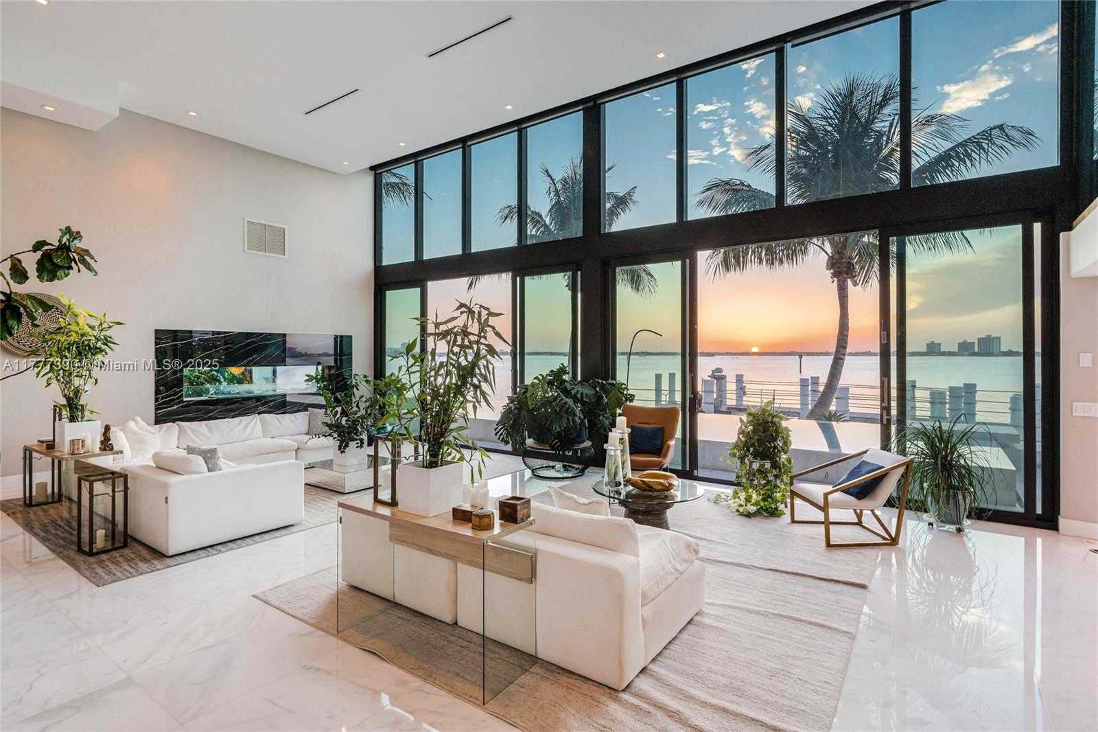 Small Image of 7960 BISCAYNE POINT CIR, Miami Beach Number 47