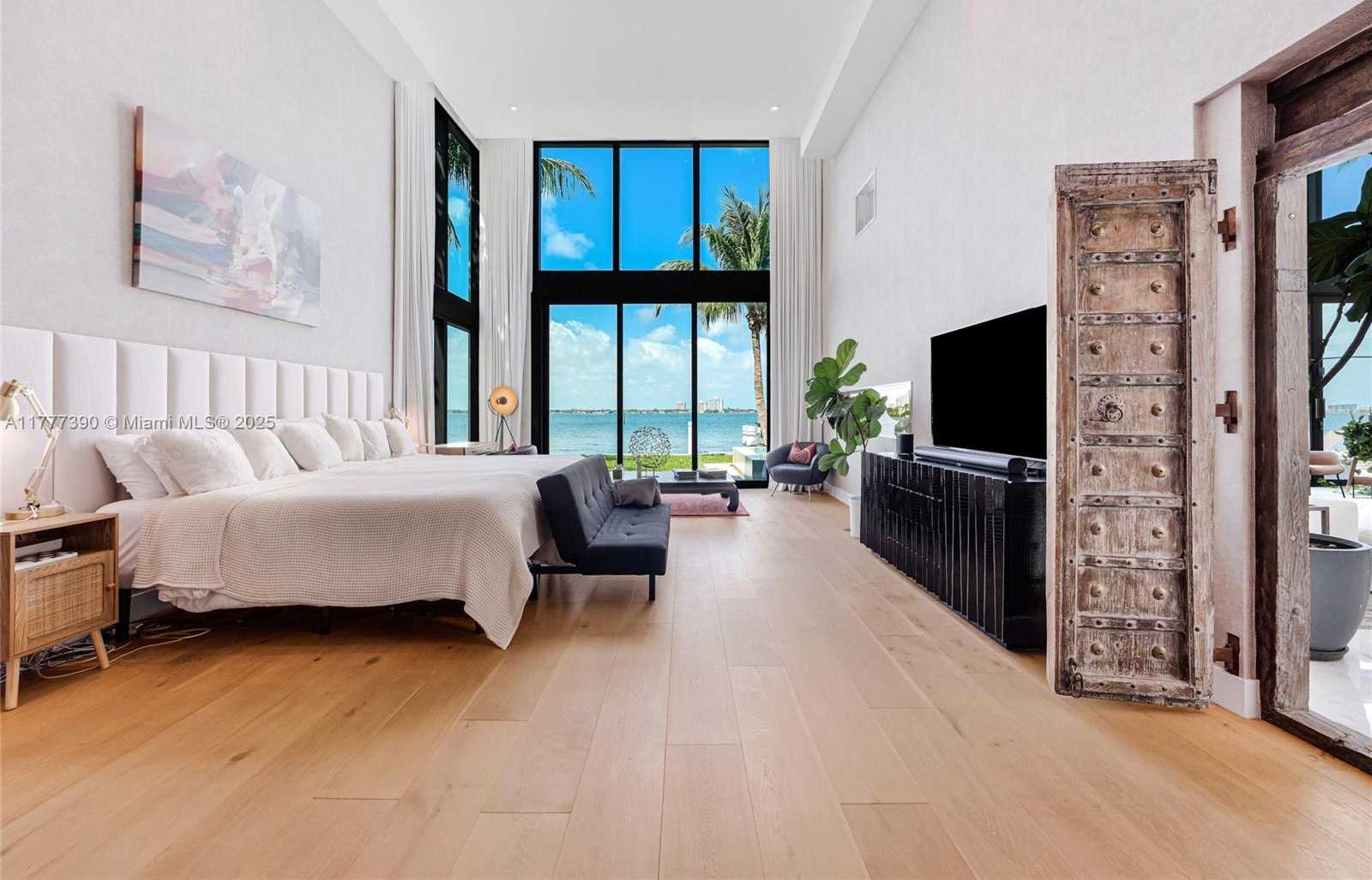 Small Image of 7960 BISCAYNE POINT CIR, Miami Beach Number 49