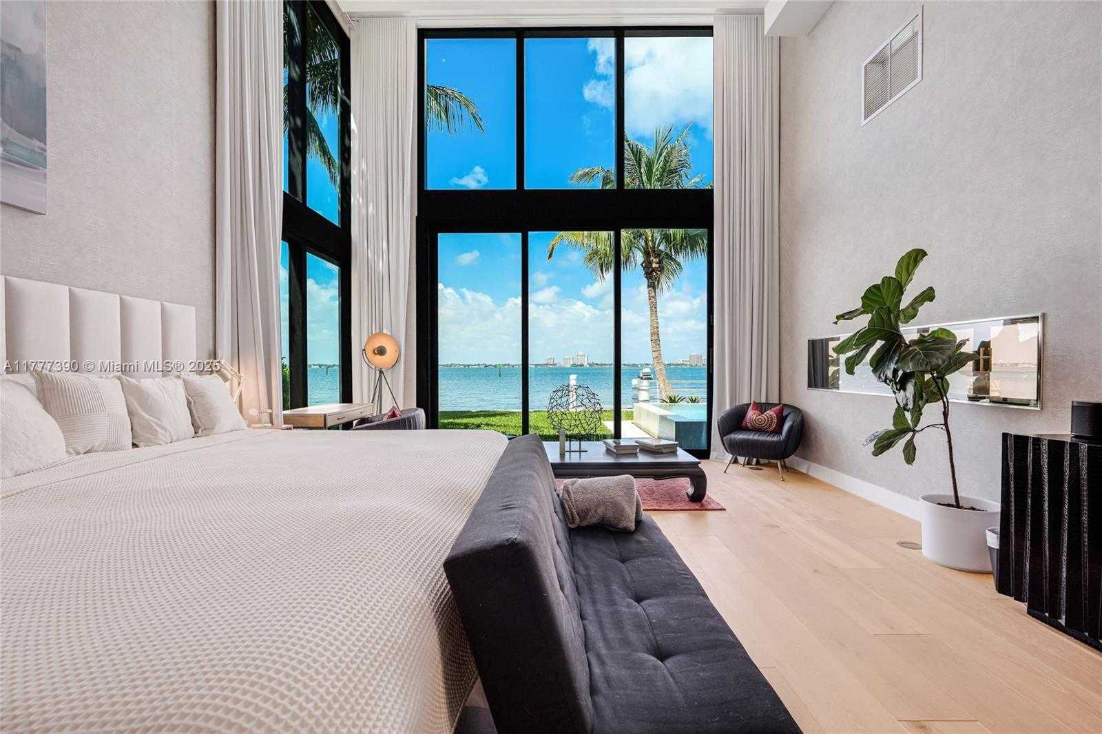 Small Image of 7960 BISCAYNE POINT CIR, Miami Beach Number 50