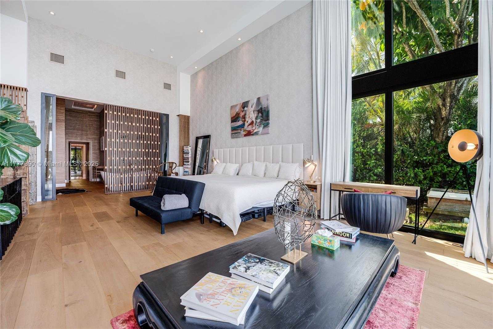 Small Image of 7960 BISCAYNE POINT CIR, Miami Beach Number 51