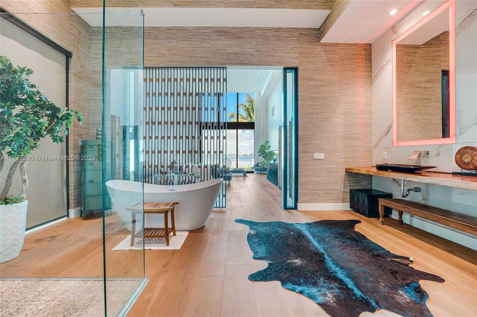 Small Image of 7960 BISCAYNE POINT CIR, Miami Beach Number 53