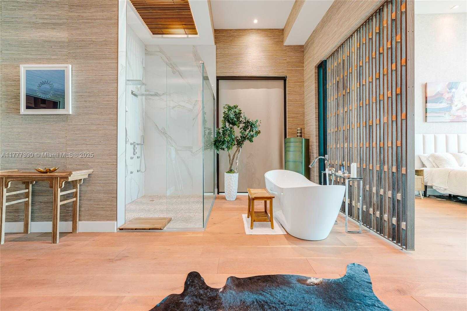 Small Image of 7960 BISCAYNE POINT CIR, Miami Beach Number 54