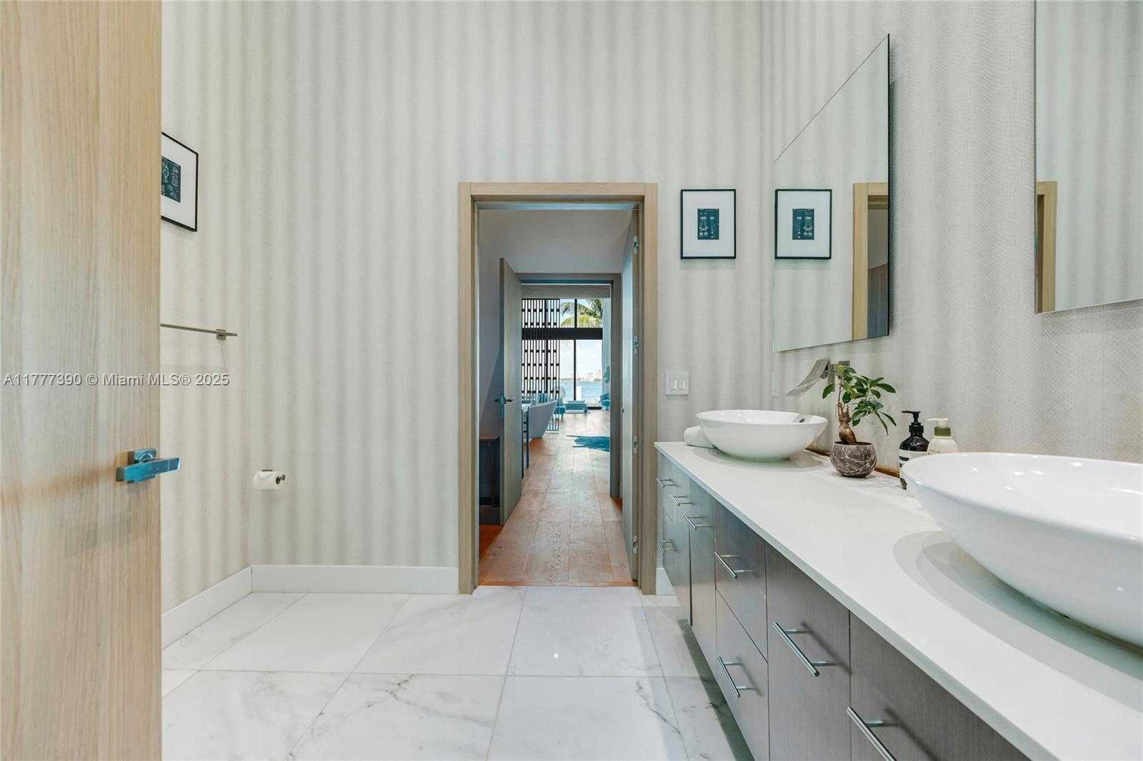 Small Image of 7960 BISCAYNE POINT CIR, Miami Beach Number 56