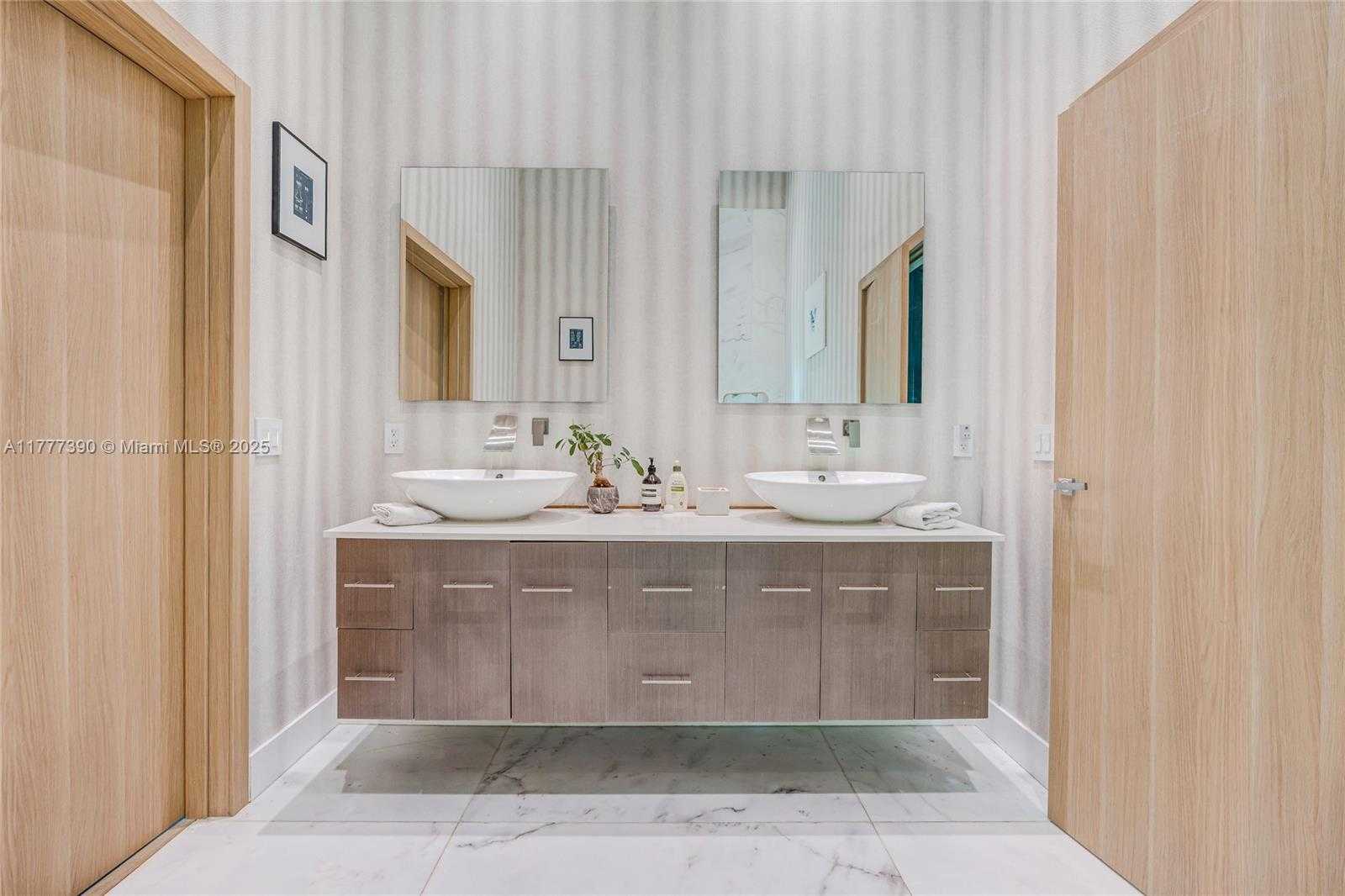 Small Image of 7960 BISCAYNE POINT CIR, Miami Beach Number 57