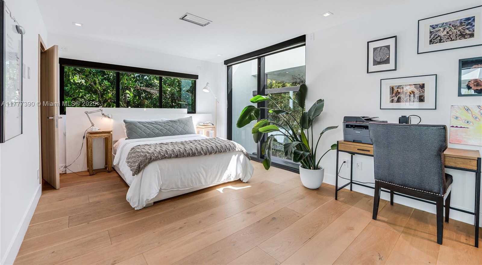 Small Image of 7960 BISCAYNE POINT CIR, Miami Beach Number 58