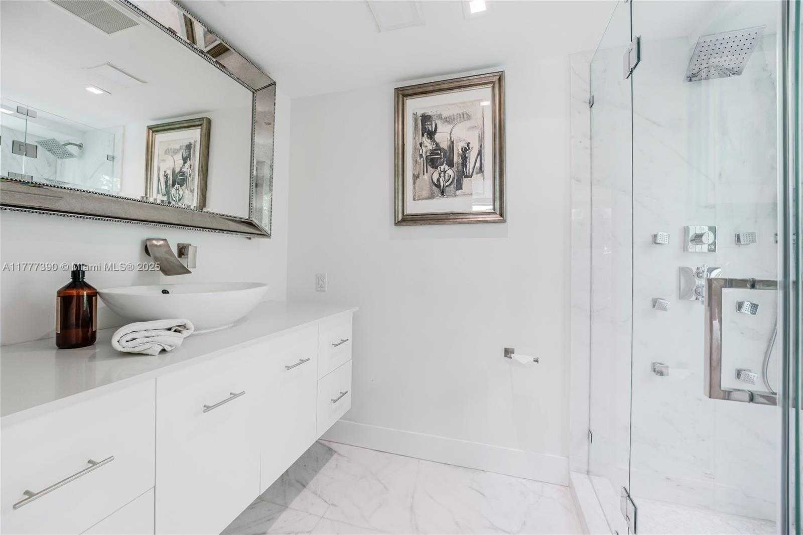Small Image of 7960 BISCAYNE POINT CIR, Miami Beach Number 59