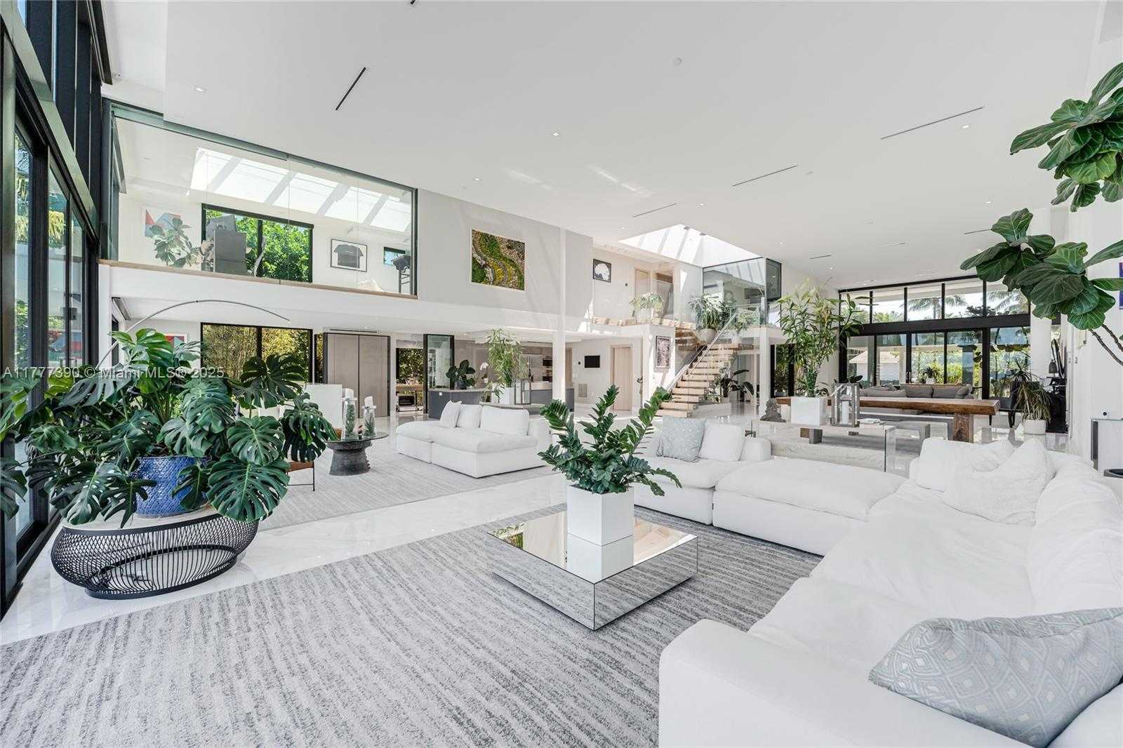 Small Image of 7960 BISCAYNE POINT CIR, Miami Beach Number 6