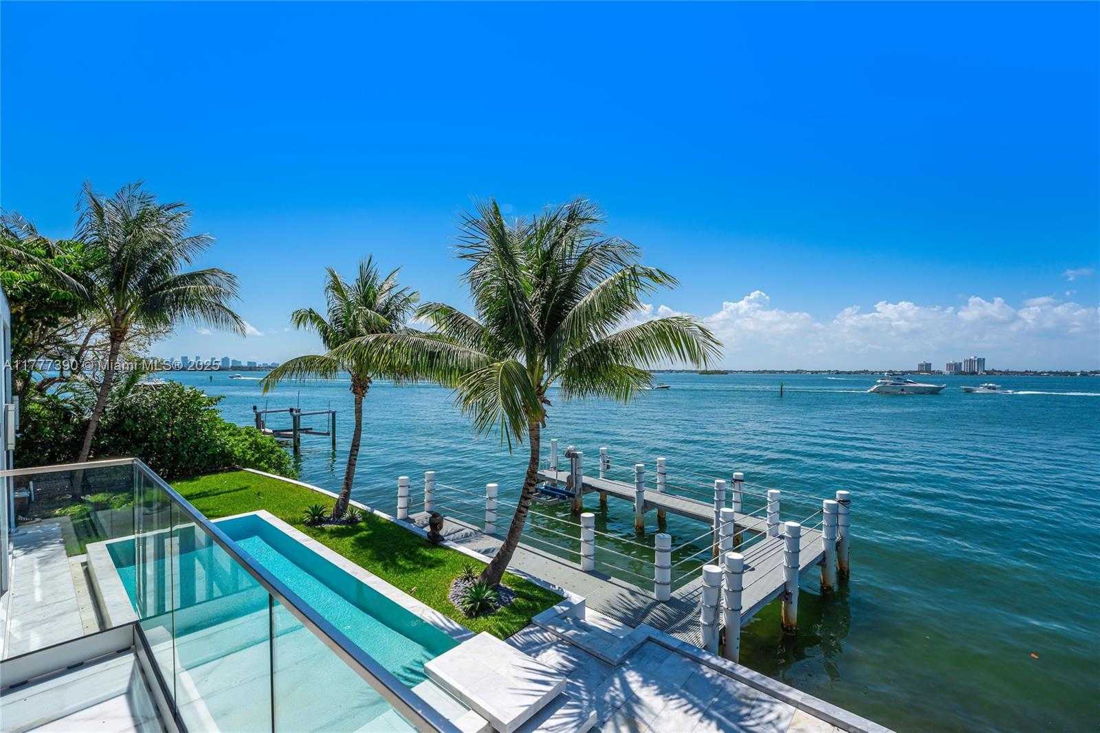 Small Image of 7960 BISCAYNE POINT CIR, Miami Beach Number 62