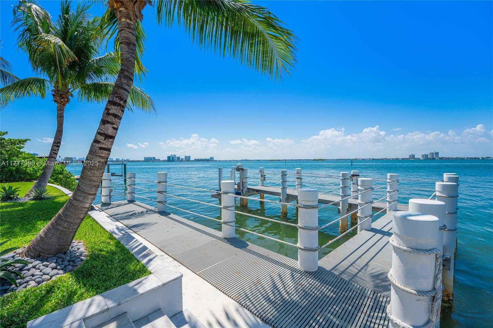 Small Image of 7960 BISCAYNE POINT CIR, Miami Beach Number 68