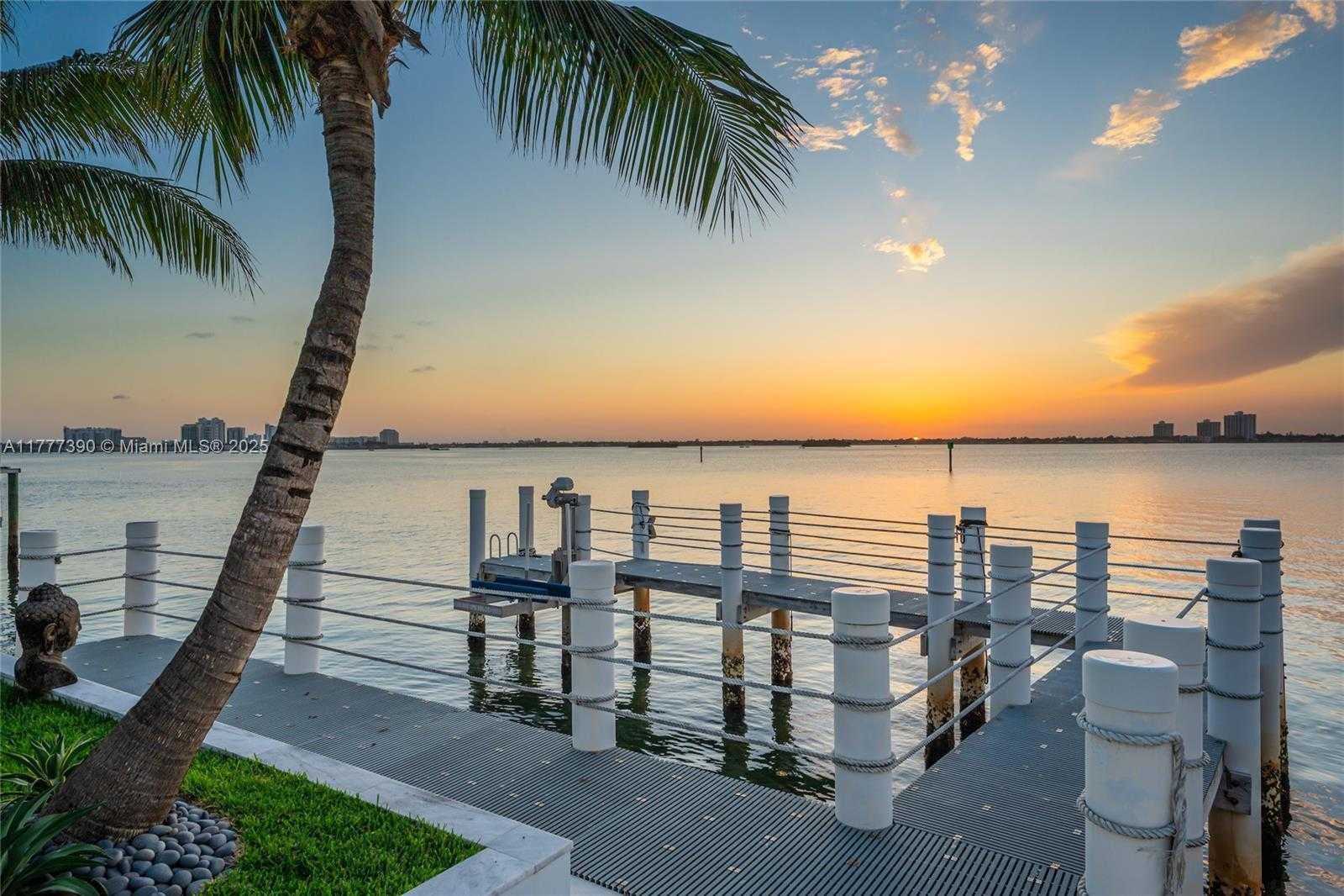 Small Image of 7960 BISCAYNE POINT CIR, Miami Beach Number 69