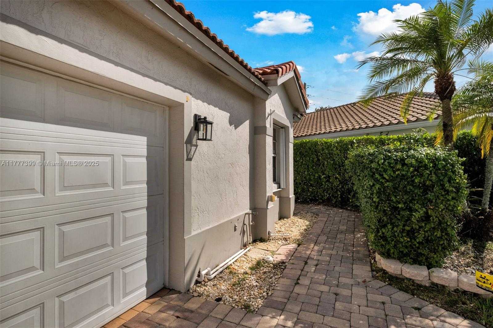 Small Image of 24 GABLES BLVD, Weston Number 11