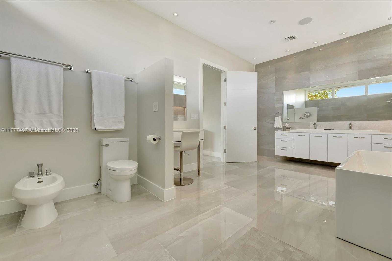 Small Image of 907 DIPLOMAT PKWY, Hallandale Beach Number 26
