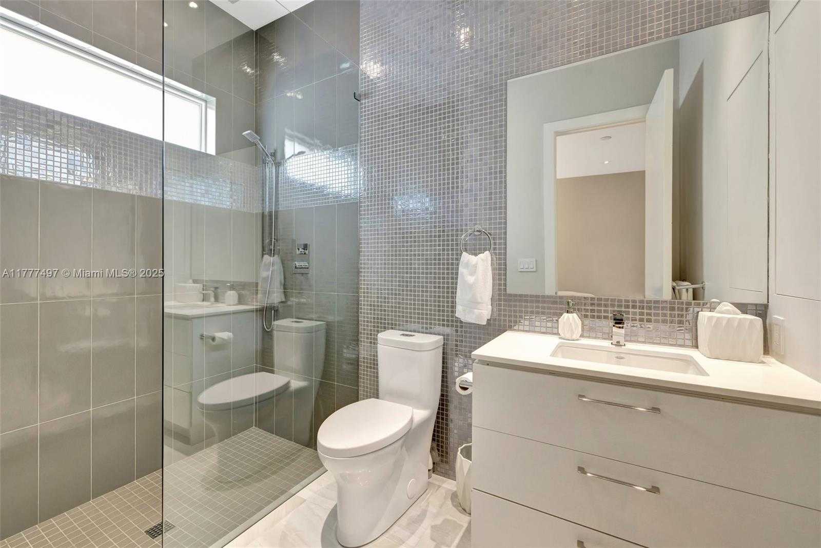 Small Image of 907 DIPLOMAT PKWY, Hallandale Beach Number 32