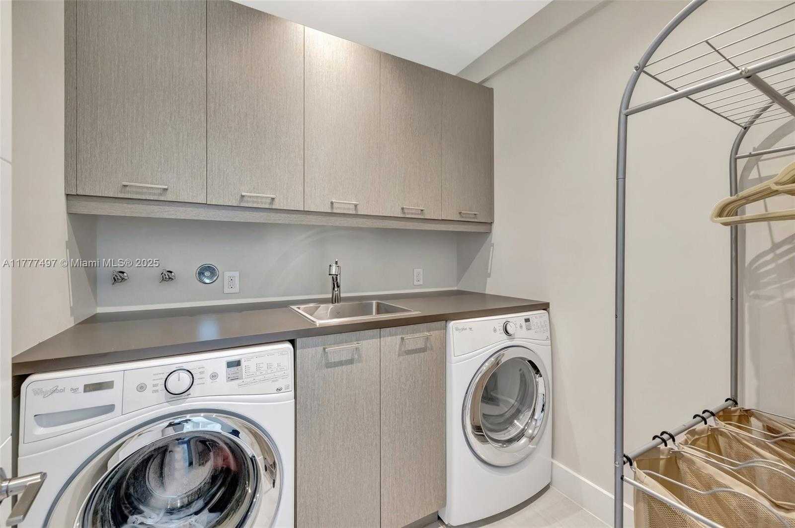 Small Image of 907 DIPLOMAT PKWY, Hallandale Beach Number 38