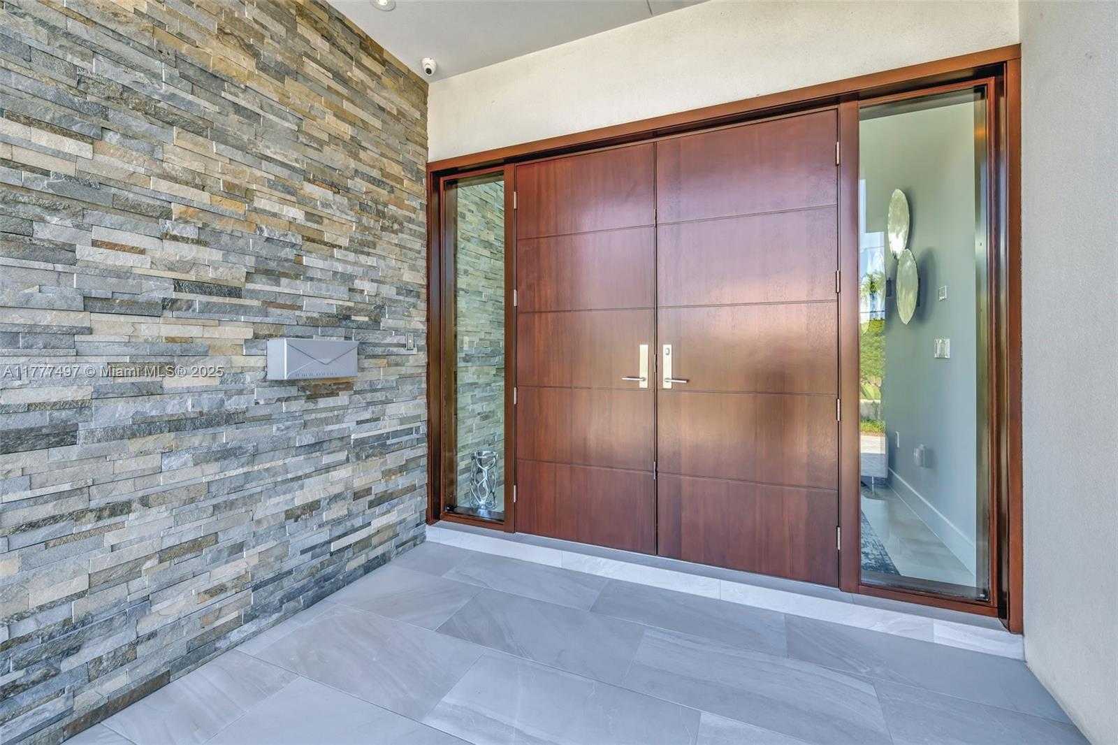 Small Image of 907 DIPLOMAT PKWY, Hallandale Beach Number 4
