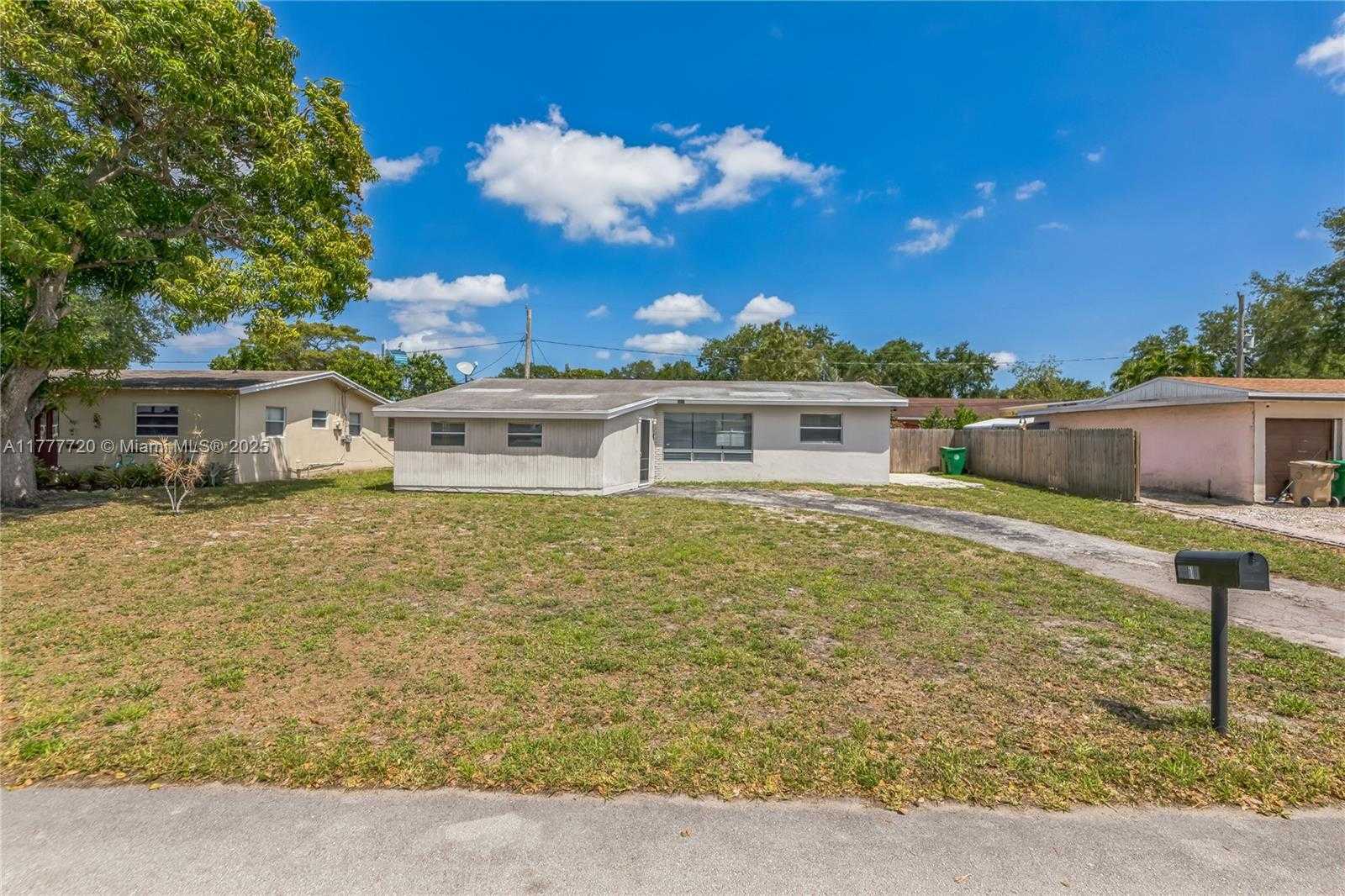 Small Image of 5810 SOUTH WEST 54TH AVE, Davie Number 2