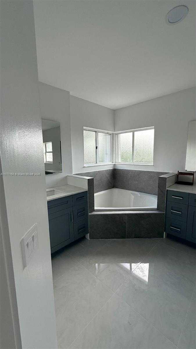 Small Image of 11244, Doral Number 18