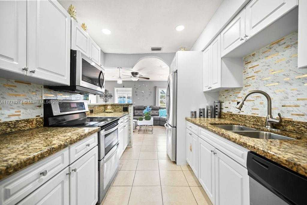 Small Image of 1500 NORTH EAST 141ST ST, North Miami Number 17