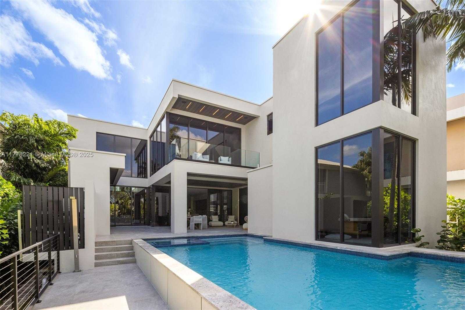 Small Image of 725 NORTH EAST 77TH STREET, Miami Number 25