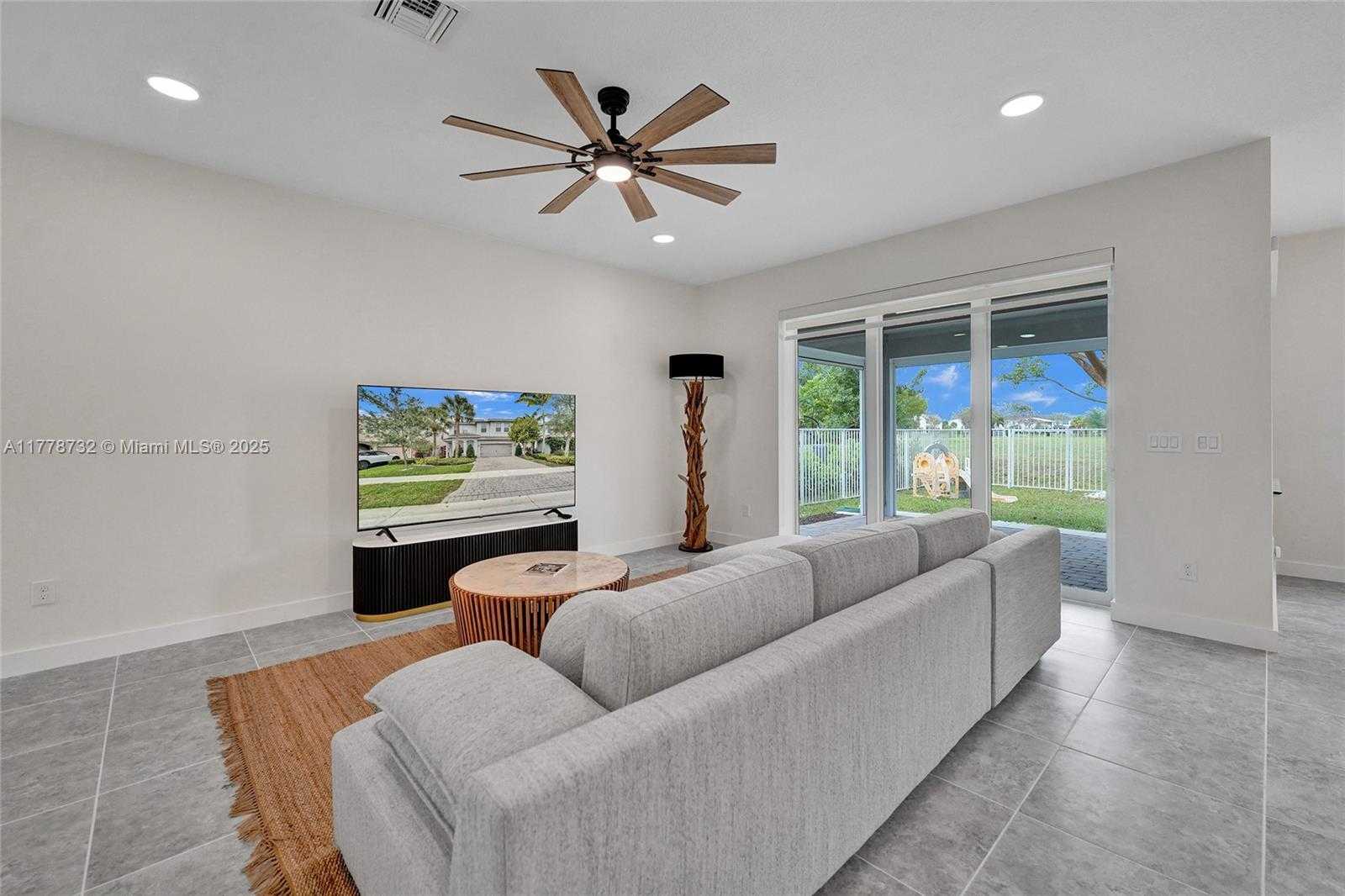 Small Image of 1348 SILK OAK DR, Hollywood Number 10