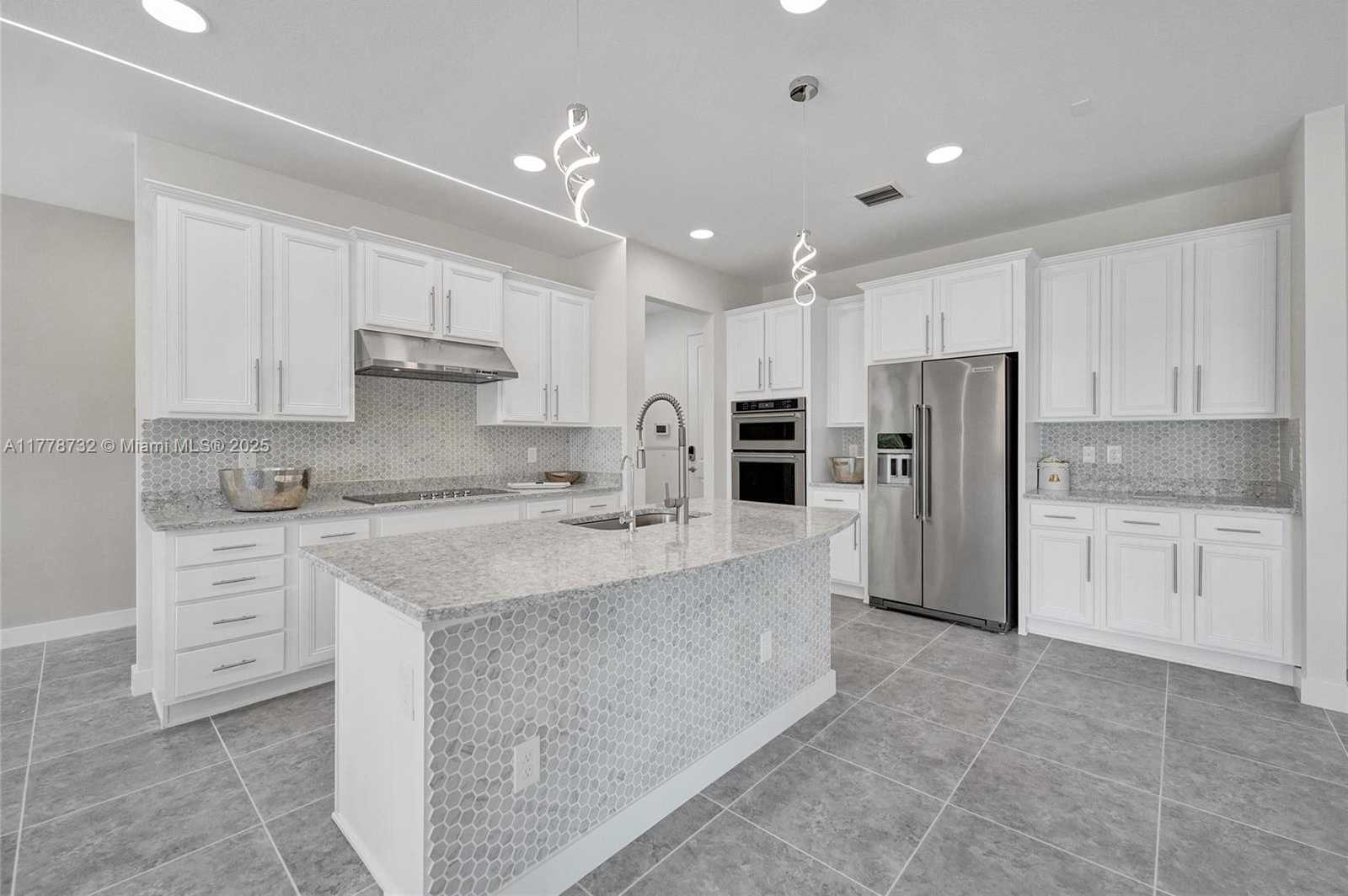 Small Image of 1348 SILK OAK DR, Hollywood Number 15